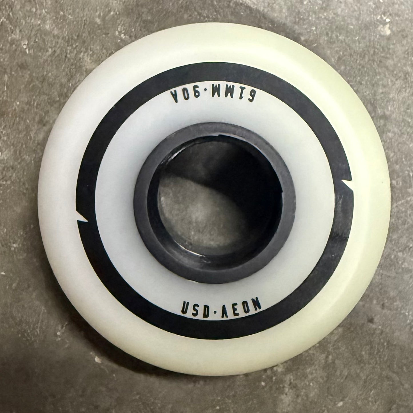 USD Aeon Stock Wheel 61mm 90a (black line) - Yellowing Discount