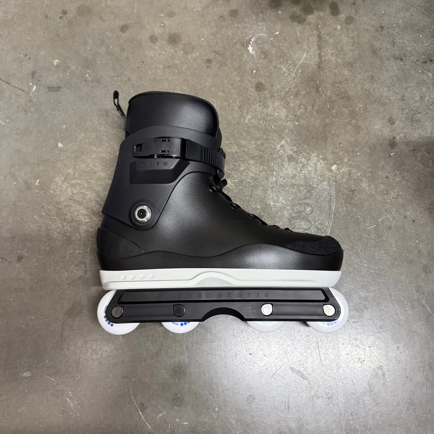 Them 901 Black Shell w White Souls & Black Frames Complete - No box deal